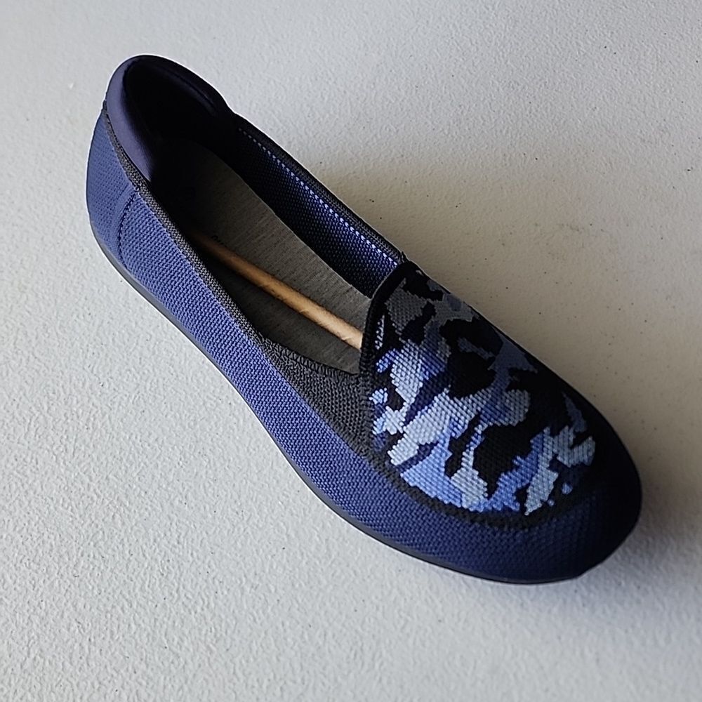 New in box Clarks Carly Star Shoe in Navy, Size 7.5 Wide